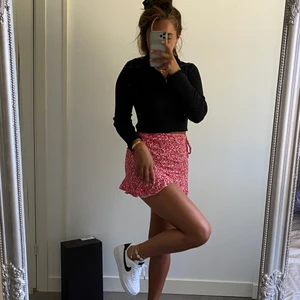 Kjol - Oanvänd kjol, väldigt gullig med snörning vid sidan