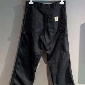 Carharrt Carpenter Byxor - Carharrt carpenter byxor som är i storlek 33 x 34. De sitter mer som 32 x 32. De är i bra skick och har inga hål. Nypris 1100kr. 