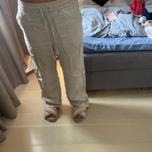 Beige linnebyxor - Säljer dessa beiga linnebyxor som kommer ifrån H&M dom köptes förra året och är använda ett fåtal gånger.