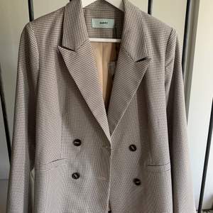 Säljer en helt oanvänd blazer från märket Moves, prislappen kvar! Ursprungspris 849kr, säljer för 300kr plus frakt! Skriv för fler bilder