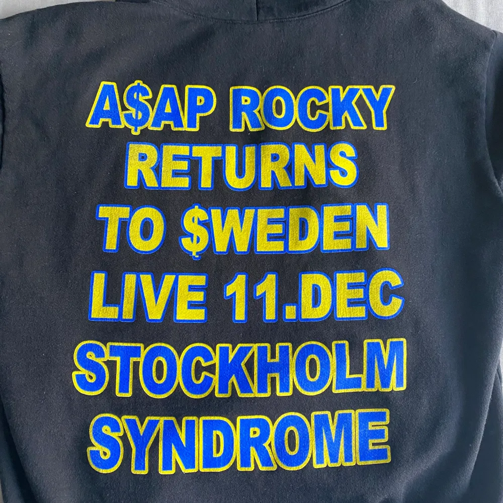 Tröjan köptes på PlugMePlease i Stockholm i början av 2020 för 2000kr. Den är storlek M med en oversized fit (passar mig som oftast använder L-XL). Tvättad flertal gånger men pga den extremt bra kvalité på både trycket och tyget syns det inte. Vid fler frågor eller intresse av att köpa skriv i DM eller i kommentarerna!. Hoodies.