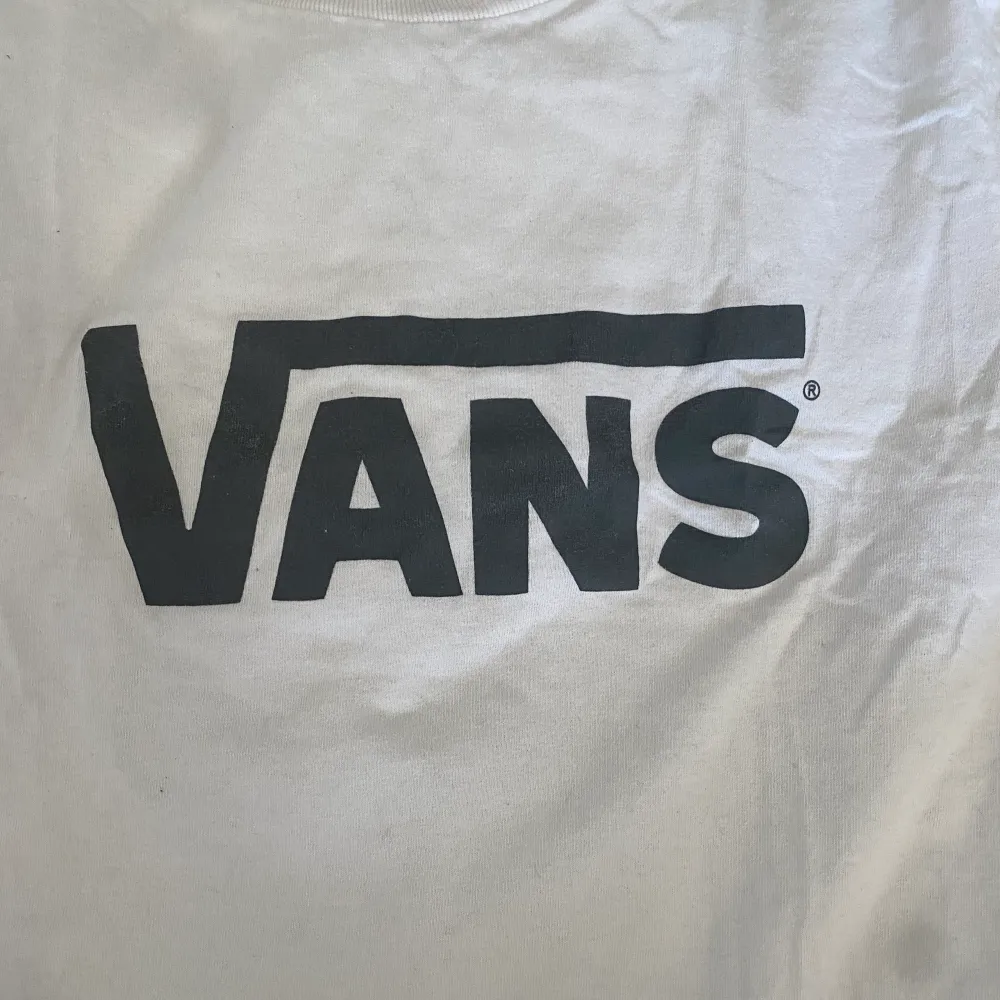 Vit t-shirt från Vans som jag aldrig använt, dock har min kompis lånat den och använt lite men det märks knappt. Vans-trycket är i mörgrå & säljer den för att den inte riktigt sitter så som jag vill på mig, så den har bara blivit liggandes ❤️. T-shirts.
