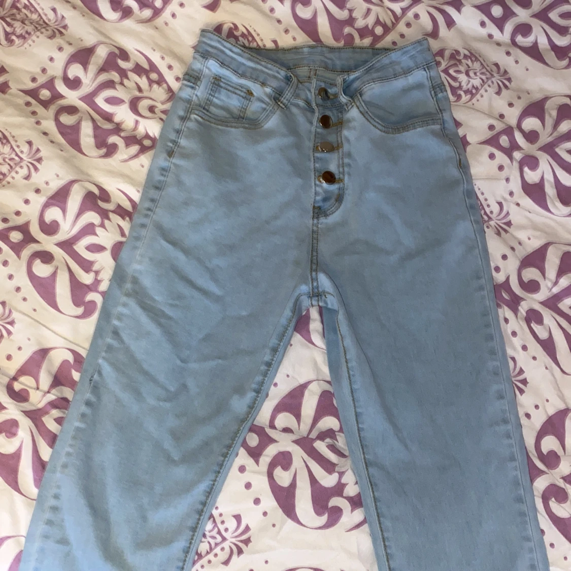 Jeans med fyra silvriga knappar  - 90