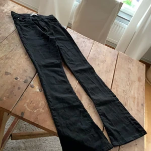 Gina Tricot Bootcut Svarta Jeans - Ett par bootcut jeans från Gina Tricot, svart färg, aldrig använt. Storlek M. 