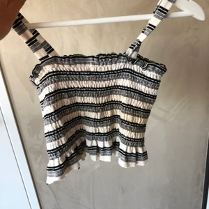 Randigt linne - Sött litet stretchigt linne från zara, köpt för länge sedan men knappast använt. Är i storlek 152 i barn storlek men passar xs/s/m då det är så stretchigt❤️😁✨