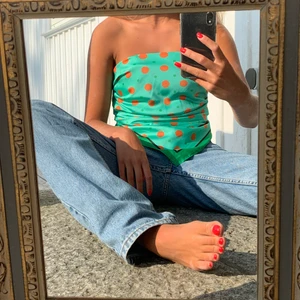 Grön tröja från Zara - Den ska likna en sånndär tröja man gör av en sjal bara att de inte är en Knut på ryggen utan smock! Om du har frågor eller vill ha fler bilder är de bara att skriva!🤝 VÄÄÄLDIGT SNYGG t