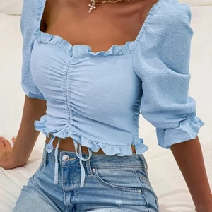 Jättefin blus med fin blå färg  - En sååå fin blus med en skit snygg blå färg som tyvärr är lite för liten för mig. Storlek XS 💓 Säljer för 60kr. Lånad bild!