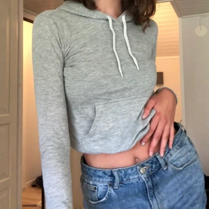 Tunnare hoodie från hm - Fin hoodie som är för liten, frakt tillkommer!📦