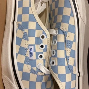 blue anaheim vans - Säljer dessa super trendiga och snygga sneakersen som självaste Harry styles har då jag beställt fel storlek. Fick hem dom idag och därav helt oanvända och nya. Kommer i original box. Kan diskutera priset vid snabb affär. Minst 10kr ökning vid bud! Startar vid 500kr