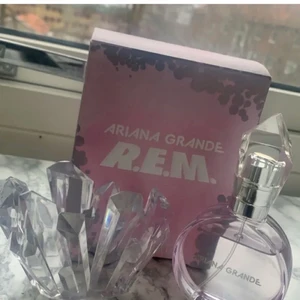 Parfym - Säljer min helt nya ariana grande parfym luktar så gott💞köpt för 352kr
