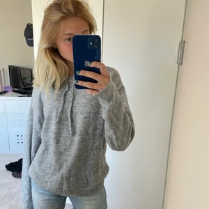 Stickad tröja - Säljer denna fina tröjan får Gina som är super snygg och mysig den är ändas testad så den är som nyskick. Skulle säga att den är som en S 💞