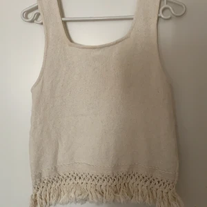 Vitt linne - Vitt linne från Zara med fransar nertill.