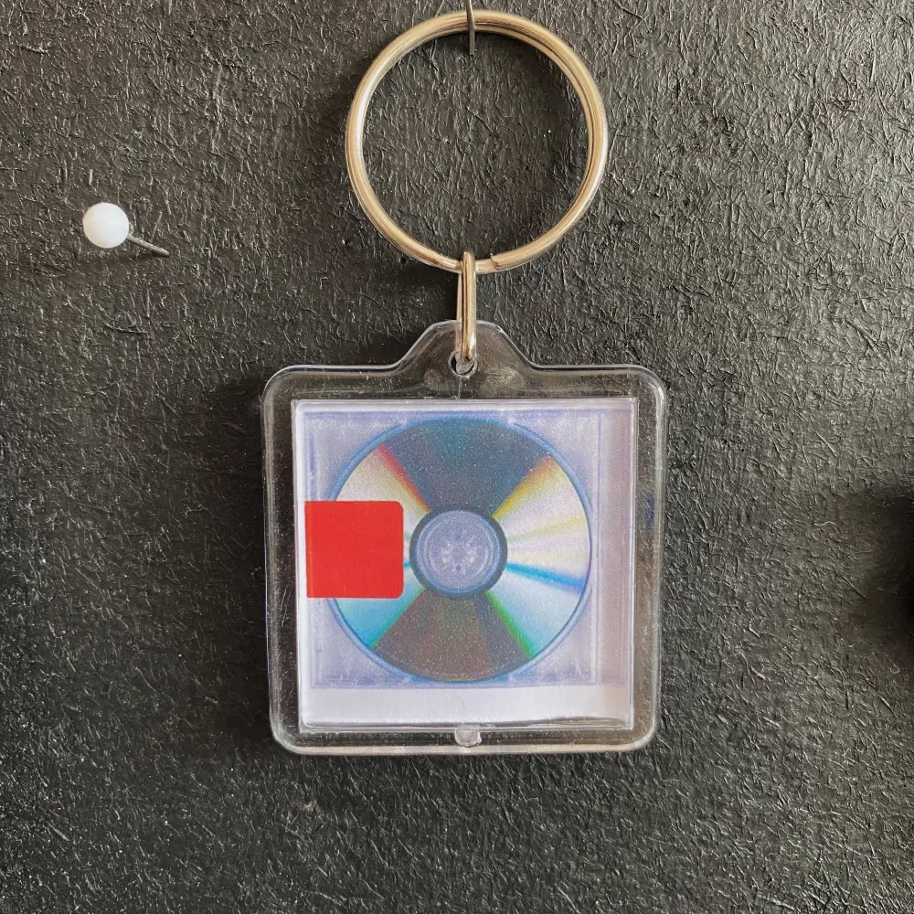 CUSTOM album cover key chains ⛓ 🔐  | två exempel på hur det kan se ut | **PRIS EJ INFÅR FRAKT 📦 | DM mig med en bild av vilken album som helst ni vi och sen fixar jag det | fråga gärna om anything :). Accessoarer.