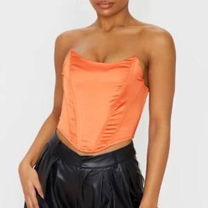 Orange satin korsett  - Helt ny korsett i orange satin från prettylittlething med prislapp kvar💖💗 aldrig använd pga lite för stor! första bilden är lånad, på de jag tagit själv är färgen något missvisande pga dåligt ljus, mer orange i verkligheten! hör av er för fler bilder🧚‍♀️