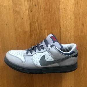 Nike dunk sb low bandaid - Ett par väldigt sällsynta dunks från 2004 i storleken us 9/ 42,5. Boxen blev slängd av vår städare tyvärr. De få paren som finns på StockX ligger på runt 1000 dollar.   Upt stängde av notiser från Plick efter jag hade sålt dem och glömde markera som såld