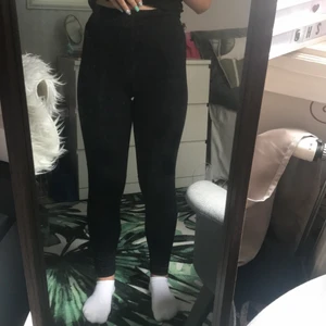 PRO touch träningsbyxor - Super sköna svarta träningsbyxor i märket PRO touch🐙 De är justerbara i midjan och har reflex på baksida smalben. På bild 2 kan man se där jag sitt ihop byxorna lite själv då sömmen hade gått upp lite där, men det är inget som märks särskilt tydligt ( lite grann syns det, men inget man tänker på)❤️ För reference är jag ca. 160 cm och de är lite långa på mig🥰 det står att storleken är xxs, men passar ÄVEN mig som har s/m i vanliga fall😀 köparen står för frakt💕💕