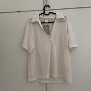 Tröja hm - Helt ny tröja från hm med prislappen kvar. Slutsåld på Hm, storlek M sitter snyggt oversize. Hör av er vid frågor☺️❤️