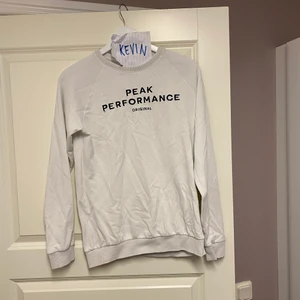 Peak performance strl 170 - skick 8.5/10  Strl 170  Pris 200-300kr (går att diskutera för bästa möjliga för er).  Fin tröja som knappt är använd utan bara legat där. Betalning sker via swish. Kan frakta den.