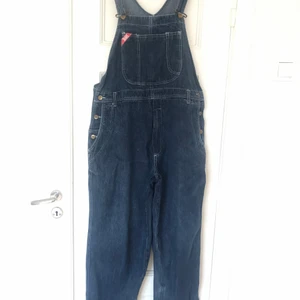 Hängselbyxor  - Fina hängselbyxor i jeans! Baggy model, stl M-L. Låga ben som jag vikt upp när jag använt dem (173 lång). 