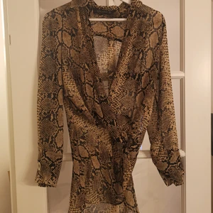 Zara strl M - En fin blus från zara i strl M använd max 3-4 gånger, sitter lite lösare