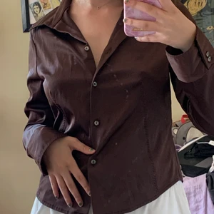 🤎Brun glansig skjorta🤎 - 🤎Brun glansig skjorta köpt second hand. Den är i fint skick och passar strl XS-M beroende på hur man vill att den ska sitta🤎