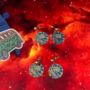 Små handgjorda örhängen ❤️ 3 cm långa - ”Where flowers bloom so does hope”. 🌺                                      Hämtas i Hornstull eller skickas mot porto 