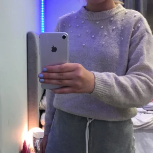 Tröja xs-s - En fin stickad tröja med pärlor runt halsen, från H&M. I storlek 134/140, lite nopprig men inga hål eller fläckar. Passar också xs/s. PRIS KAN DISKUTERAS!