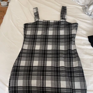 H&M klänning storlek 44  - Köptes för ca 200 kr och är inprincip aldrig använd. Den går tight in mot kroppen men har ett töjbart tyg.