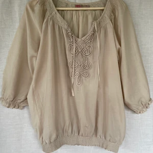 Beige blus - Blus med brodierer och knytband från Saint tropez strl L