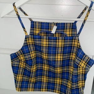 rutigt linne - rutigt linne som bara använts en gång till en photoshoot så den är i perfekt skick :)