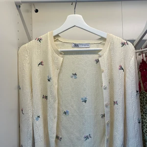 Blommig kofta - Säljer min slutsålda kofta från zara, använd men i bra skick! 