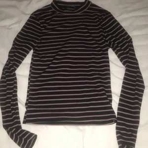 Tröja  - Köpte tröjan förre månaden utan att testa den och nu den är lite för stor på mig, jag skulle lämna tillbaks den men tappade bort mitt kvitto.