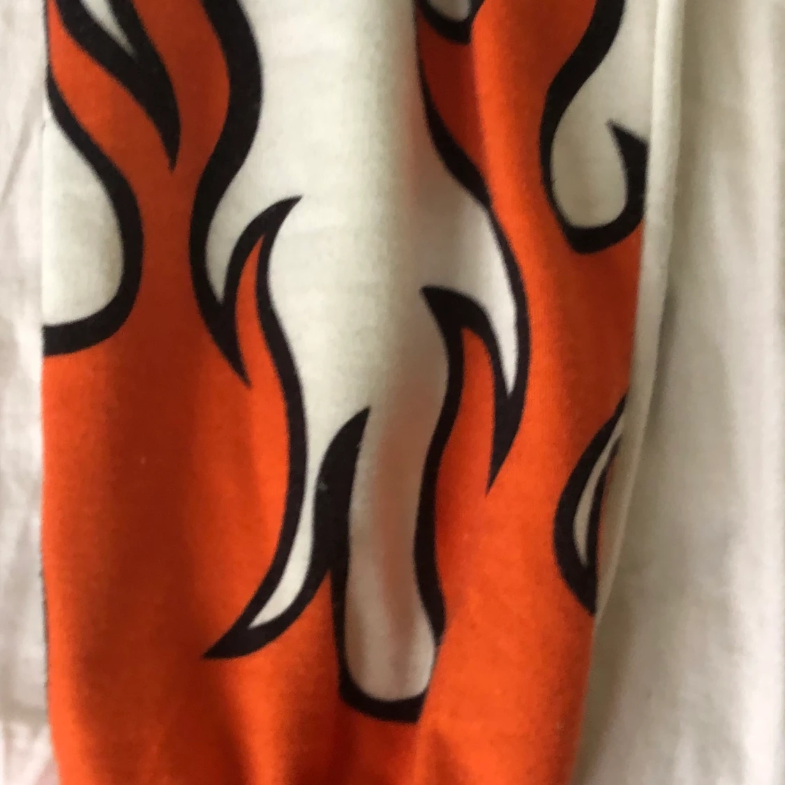 Vita mjukisbyxor m. flammor strl 140 - 91