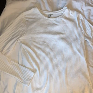 Vit ribbad tröja, Nelly - Jättefin enkel ribbad tröja från Nelly