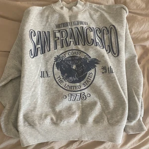 Sweatshirt - En grå sweatshirt som är köpt från bershka, använd ett fåtal ggr och är som ny:) passar både strl S och M och är lite mer loose i modellen.