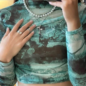 Dragon crop top🐉 - Jättecool crop top från prettylittlething:) Meshtyg men undertyg på framsidan så inte genomskinlig alls. Välanvänd men fortfarande ok skick. Lite små defekter som syns på sista bilden, men inget som märks på. Passar mig som vanligtvis har xs/s💕 Hör av dig om fler bilder önskas eller vid någon fråga:)