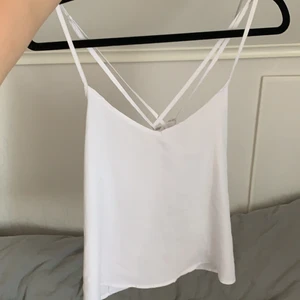 Hollister linne stl S - Vitt luftigt linne i fint skick, använt fåtal gånger. 