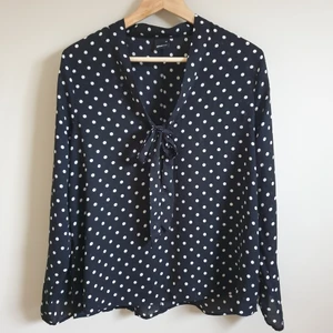 Prickig blus från Gina tricot strl 40 - Prickig blus från Gina tricot i mycket fint skick.