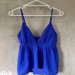  Intressekoll! - Intressekoll på min fina blåa topp från bikbok, säljer endast vid bra bud:)  (första bilden är inte min) 