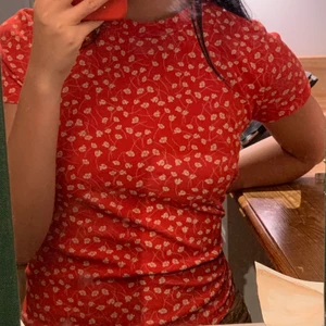 Blommig tröja - Från monki, använd sällan, samfraktar gärna🥰