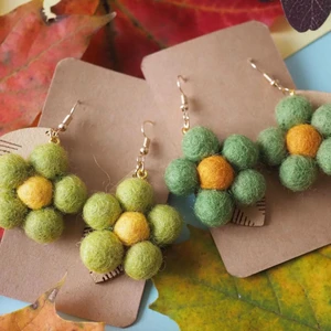 Handmade wool felt flower with leaf  - Lovely three different color wool felt stack earring. Very cute and will bring up your day :), specially during autumn.    The earring are handmade by me with love. The earrings are made from wool. I sew it together to make it last long. 