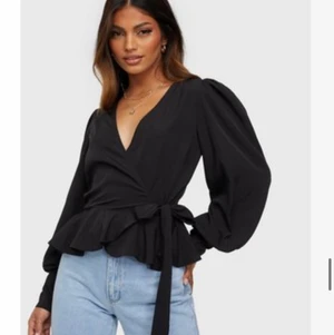 Blus NY - OANVÄND! Lappen kvar. Från nelly, med lite puffiga axlar 