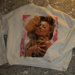 Tjock tröja  - Tjock tröja med tryck av Beyonce storlek S. Kan mötas i Örebro och Eskilstuna 
