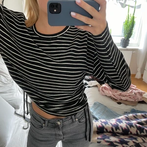 Tröja - Säljer denna tröja från zara. Den är i ett slagas ribbstickat material åt det vågräta hållet. Fint skick/ knappt använd.