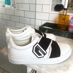 Givenchy sneakers  - Givenchy skor, storleken är 37,5 men har själv 38,5 och dem passar mig fint (inkl skoboxen till), andvända cirka 6 ggr (i väldigt bra skick)  som ni ser på bilderna. Är köpte för 4999. Är flexibel med priser så buda💓 