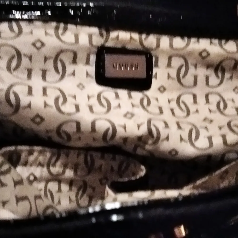 Handväska i märket Guess. Väskor.