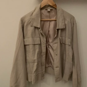 Overshirt  - Najs overshirt i en beige/vit färg! Jag har haft den som oversized!