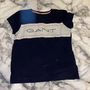Gant t-shirt från kidsbranstpre. Använd ett fåtal gånger, är som en ny.❤️ nypris 350