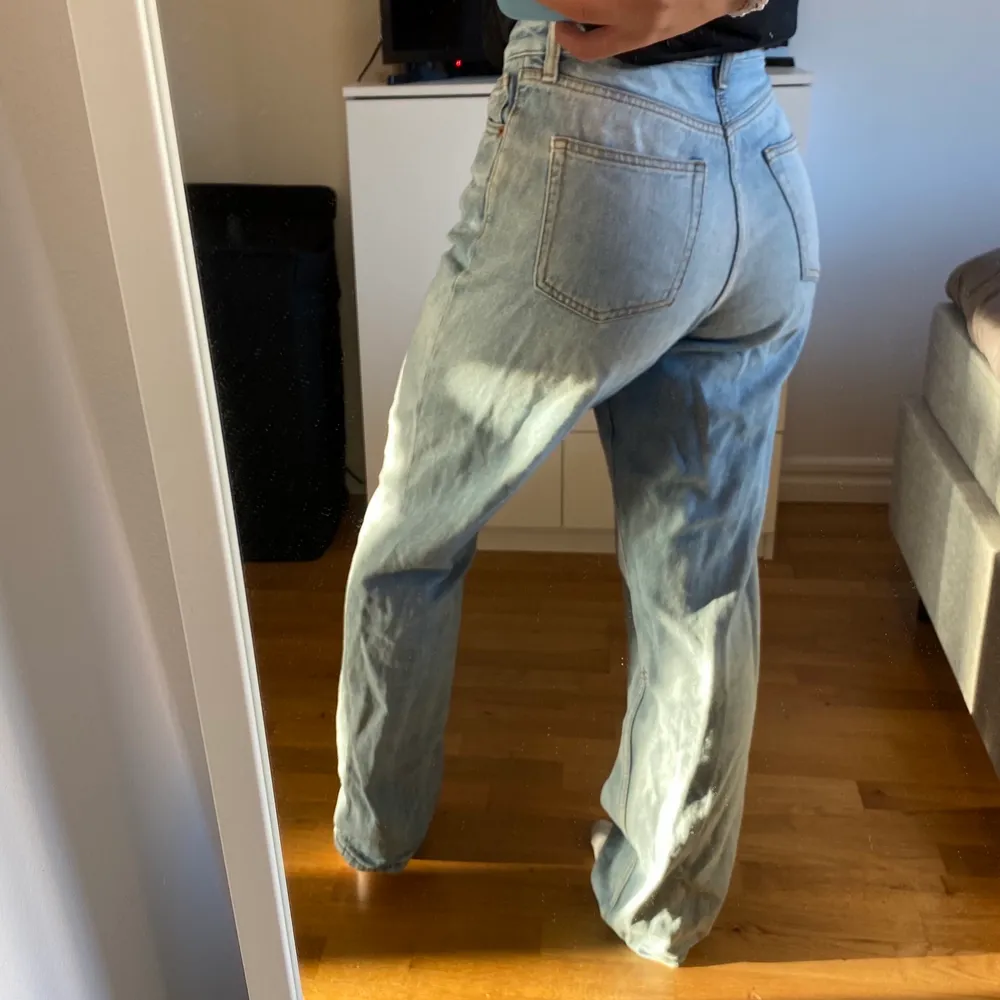 Ljusblåa jeans från monki. Modellen heter Taiki High Waist. Kommer tyvärr inte till användning längre men är i mycket bra skick. . Jeans & Byxor.