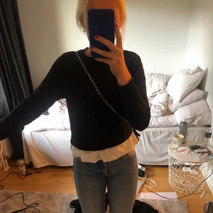Svart sweatshirt - Superfin svart sweatshirt från na-kd i storlek s💞 Frakten ingår ej i priset